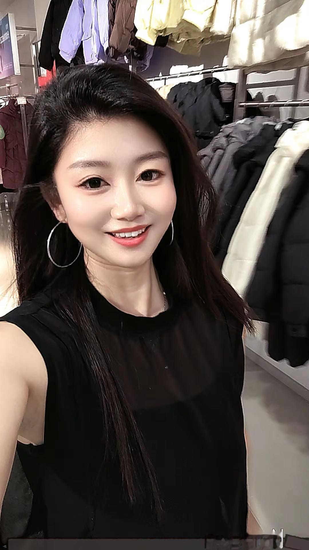 循环无数遍的一首歌，年少听的是江湖豪情，人到中年听的是曲中万般无奈，岁月匆匆唯有老歌依旧动人心弦！花太香 任贤齐 前奏一响拾起多少人的回忆