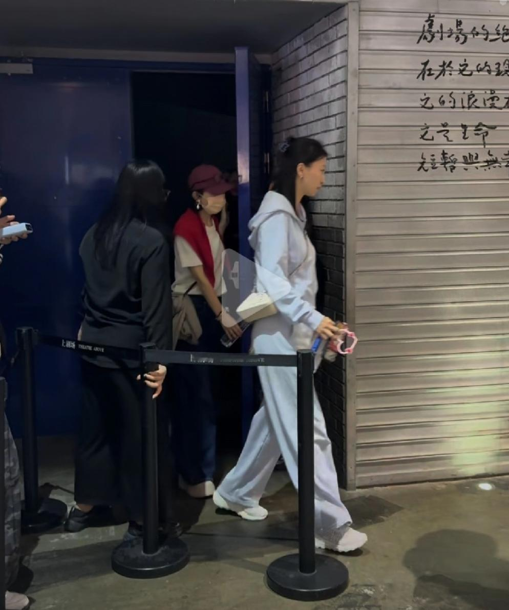 今日拍到赵丽颖出现在谢娜出演的话剧《十三角关系》上，她头戴红色鸭舌帽、身着白色T恤配牛仔裤，以休闲装扮低调入场，仍然被眼尖手快的网友发现，生病后首次出现大众，除了还是那么苗条纤瘦，看的出来身体应该没有什么大碍了，总之看到她平安健康就好！！
十月的上海，上剧场的灯光暗下来的时候，没有人注意到第三排那个