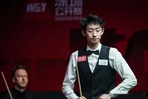 决赛还没打，排名榜先动了。吴宜泽直接冲到第二，赵心童还是守在头名。今晚要是吴宜泽拿下冠军，积分能到123.89万英镑，跟赵心童就差26650英镑，这差距，一场球的事。
TOP16这块，变动不小。特鲁姆普和罗伯逊各掉一位，肖国栋一口气滑了三位。奥沙利文倒是往上挪了一位，韦克林、艾伦也跟着升了。
袁思俊