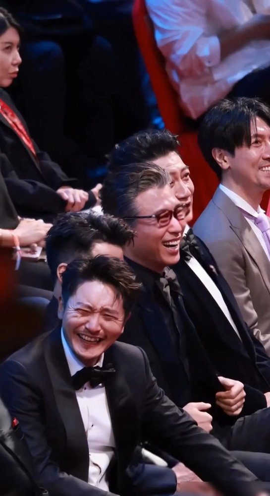 飞天奖现场，胡军一句“李乃文演戏有活人感”，倪萍紧跟着喊“李乃文，好好活着”，台下那帮中年戏骨全笑崩了。
郭京飞、田雨、张鲁一、段奕宏，一个个笑得前仰后合，跟班里男生起哄似的。
没红毯端着，没镜头绷着，就是一群演了半辈子戏的老爷们，被一句大实话戳中了。
李乃文自己也在底下乐，一点不端着。
这