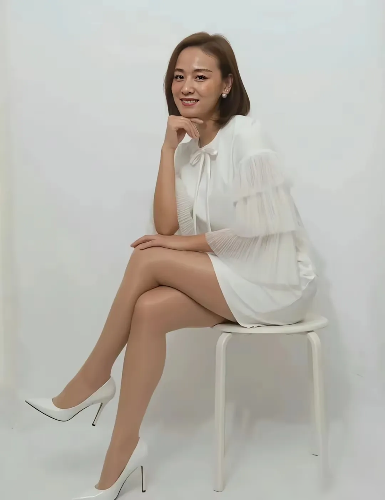 中年女人真正的高级感，从来不是把一堆名牌往身上套。
看叶一茜这身行头，一条极简的白裙，踩双白高跟，薄纱袖子刚好遮肉。
没搞花里胡哨的渔网元素，也没硬凹什么少女感，反而美得让人挪不开眼。
回想她以前在机场，为了赶潮流，什么火穿什么，结果不仅显胖，还总被嘲笑盲目堆砌。
这两年她算是彻底悟了，从年