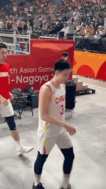老叔这套一五挡拆，杨瀚森进去接不着球，外面四个全站着看。
打日本那场，开局让人连扔仨三分，咱这边中锋还缩在里头。全场被抢走18个前场板，这哪是防守保底，底裤都漏了。
说好听叫纪律执行，说难听点，就是只要听话的，不要能打的。赵维伦、林葳这种有脾气的后卫，连个正经机会都捞不着。
胡金秋、杨瀚森这拨