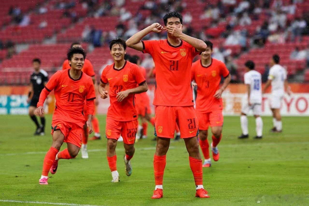 #国足[超话]# 亚运会男足1/4决赛，U23国足3-0泰国U23，历史首次闯进亚运会四强，创造历史！
其中彭啸乌龙球，胡荷韬，张玉宁建功，半决赛对阵的是韩国男足
​自从2002年釜山亚运会男足比赛改制为U23队伍参赛以来，U23国足此前最好成绩是8强！#u23国足晋级亚运四强##中秋国庆体育创作季# ​