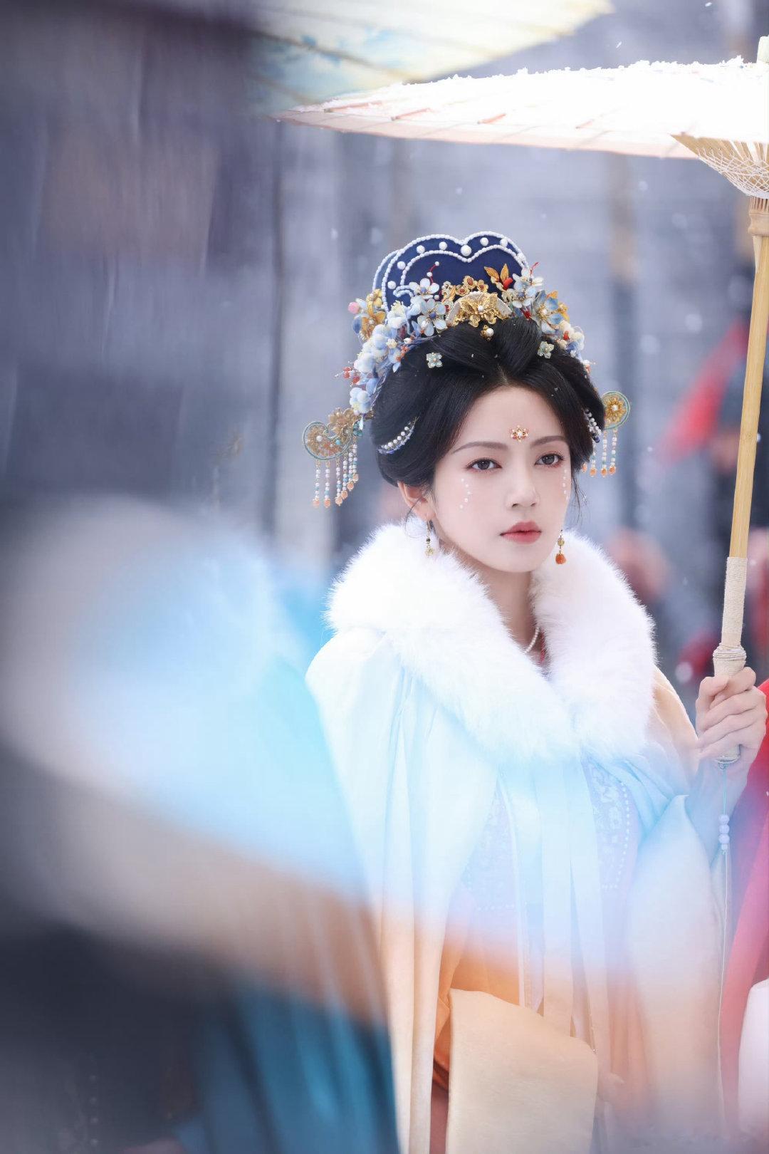 #何瑞贤[超话]# 期待再见，杨善仁。
#何瑞贤恰逢春# 杀青快乐小何女士 希望戏外的你也可以自由自在的做自己[泪]
也希望我们都像杨善仁一样聪明坚韧
燥候开播呀#电视剧恰逢春##恰逢春杀青# ​