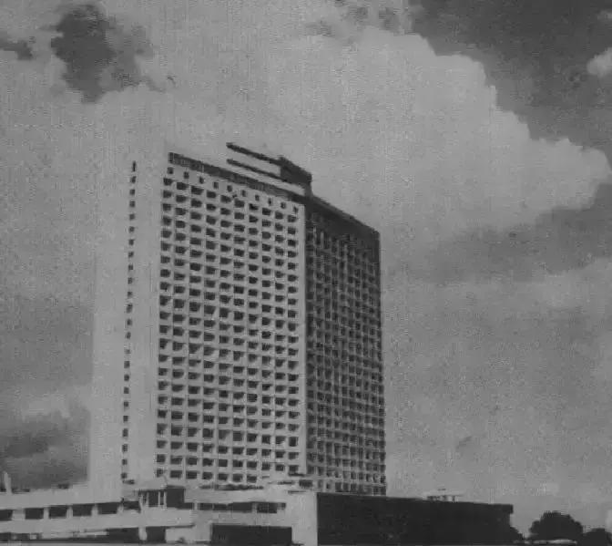 1982年，广州白天鹅宾馆被军方强制要求建立高射炮台，董事长霍英东无奈之下来到北京，托廖承志给叶帅诉苦，然而叶帅的反应却让所有人震惊。
霍英东从北京回到广州的第四天，军区后勤部的人直接找到了工地。这次对方没有提炮台，只说“首长要看看施工质量”。霍英东亲自领着他们在刚浇筑好的十二层楼板上来回走了三遍。