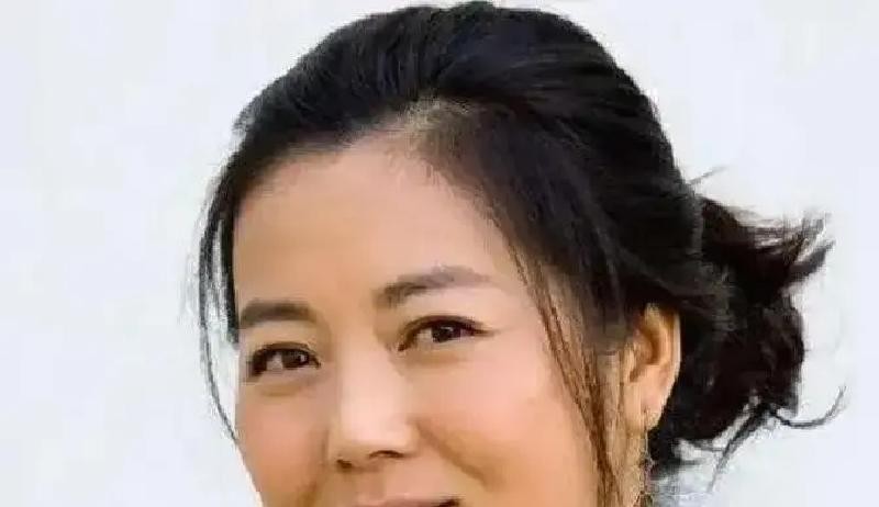 一部重播了十年的老剧，大半夜的收视份额还能冲到百分之八，硬生生把各大卫视的黄金档踩在脚下

豆瓣45万人跑去打分，口碑稳居9.3的神坛下不来

但要是深扒这部《父母爱情》当年的选角底牌，你绝对想不到这神仙阵容是怎么凑出来的

王茜华当年为了拿下安杰这个角色，可以说把自己逼到了绝路

硬是推掉了手头所