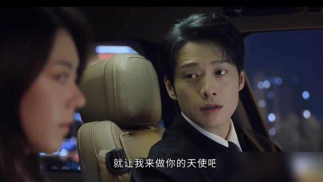 央视刚大结局的《无可替代》，赵今麦配魏大勋，硬演二婚霸总。台词尬得人脚趾抠地，剧情俗到能猜中下一句。另一边优酷的《早春晴朗》，井柏然孙千磨了十年，价值观越看越拧巴，颜值还劝退。观众骂声一片，热度倒是没输过。说白了，内娱现在拍职场剧，离地三万英尺，全靠粉丝硬撑。剧本烂，演员再使劲也白搭。