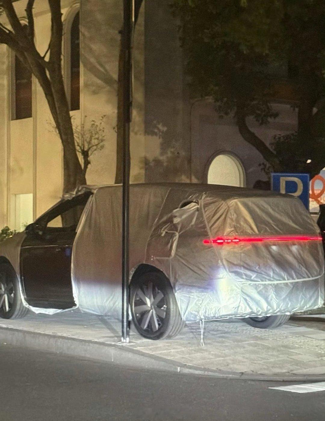 理想 i9 Home 也快亮相了，大家对它有什么期待吗？有一说一 i6 现在卖挺好，但 i8 上市那会声量就差一些。倒是挺好奇理想怎么区分 i9 Home、MEGA 还有 L9 Livis ？「多生儿子好打架」的策略能生效吗[喵喵]

#42how##理想汽车##理想i9# ​