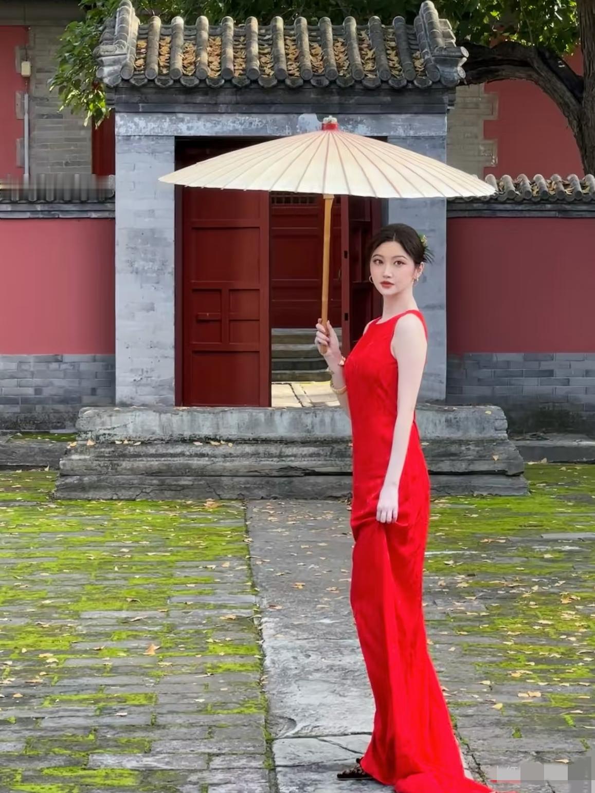 景甜在风波后，最新时尚大片来袭！有一说一，她的观众缘奇好，这次出了这么大的事，她居然没有翻车，反而很多和她共事过的人，都出来力挺她，说明她为人处事，是很不错的！她一直给人一种娇憨感，很接地气，没有大美女的那种高高在上，反而很单纯可爱，没有心眼，她早年是富贵花，事业顺利，但人生不可能十全十美，她这几年