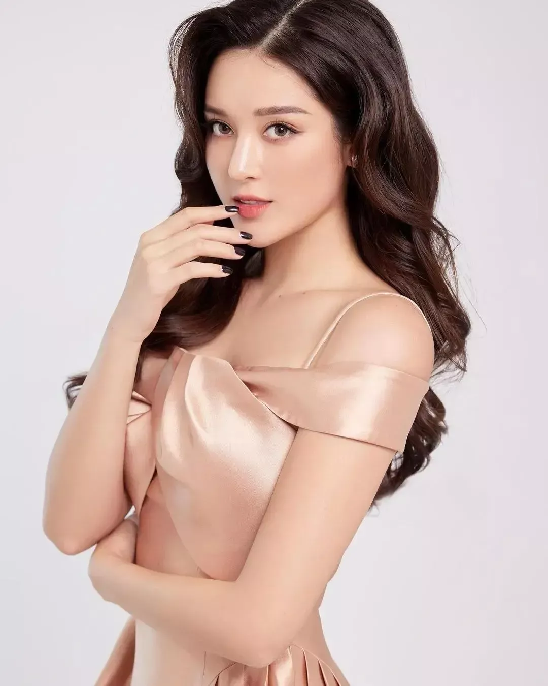 温柔撩人，甜美又性感，轻松演绎高级时尚！