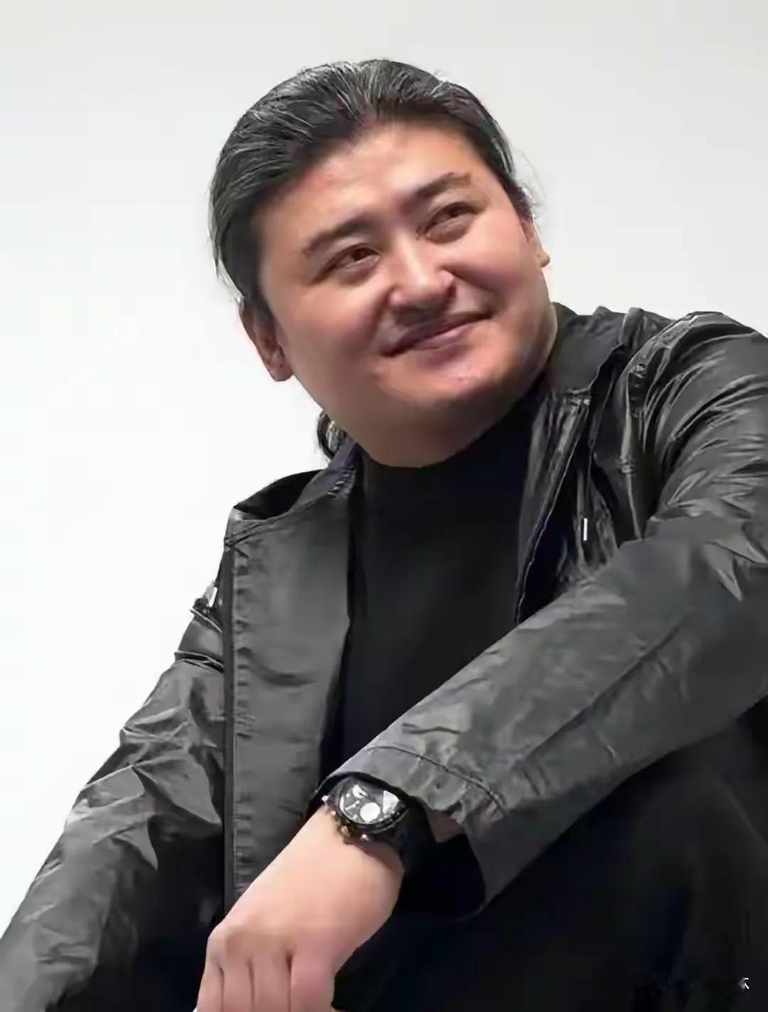 我问了我学医的朋友，为什么刘欢才63岁，会这么严重。没想到朋友叹了一口气说，股骨头坏死这个病，看着不是癌症，折磨起人来一点都不轻。很多人以为只是腿疼，其实没那么简单。

朋友告诉我，股骨头坏死，通俗点说，就是大腿骨头连接骨盆的那个“球头”部分，因为血液供应中断，骨组织慢慢坏死、塌陷。它不像感冒发烧那