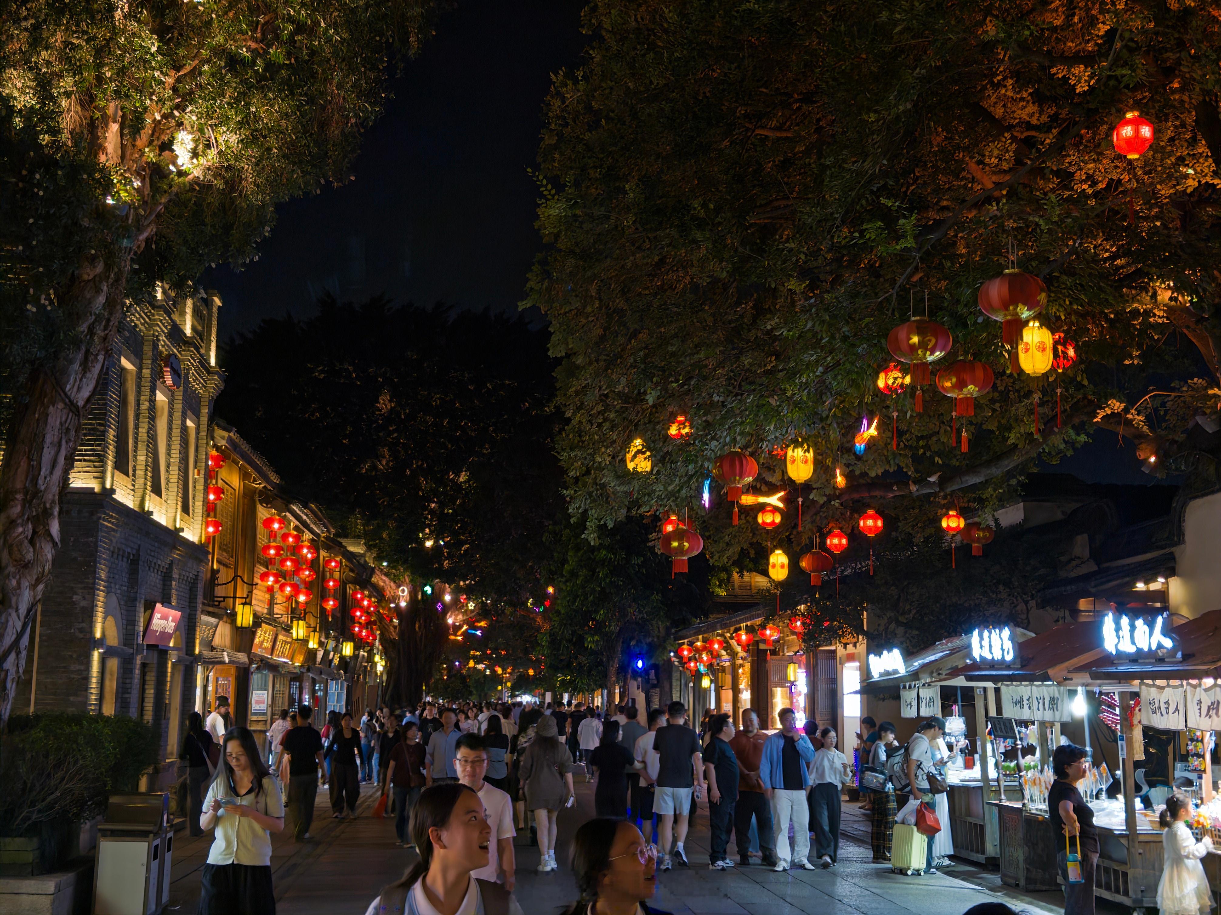 饭后搭个地铁，去上坊七巷走一走。

给我两个感觉，生活化节奏比深圳慢很多，景区商业化模式化很严重。

走马观花，也是来过了。[哈哈]

#章鱼瞎折腾##福州##福州身边事#  ​