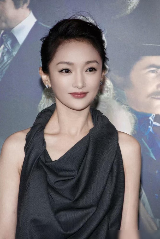 51岁周迅，又杀回釜山了。
红毯上那套香奈儿高定，全球首穿。第二天，她主演的《初次尝到寂寞》世界首映，直接入围主竞赛，要争影后。
这片子是唯一入围的华语内地片。导演顾晓刚，搭档奚美娟、王圣迪。
往前倒五个月，陈可辛的《明天，会更好》刚在成都开机。她演个中年女主持，讲阿尔茨海默病，搭文淇、王骁。