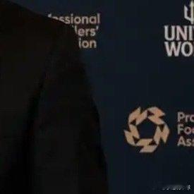 击败赖斯！官方：B费当选PFA 赛季最佳球员，曼联近16年首人！​