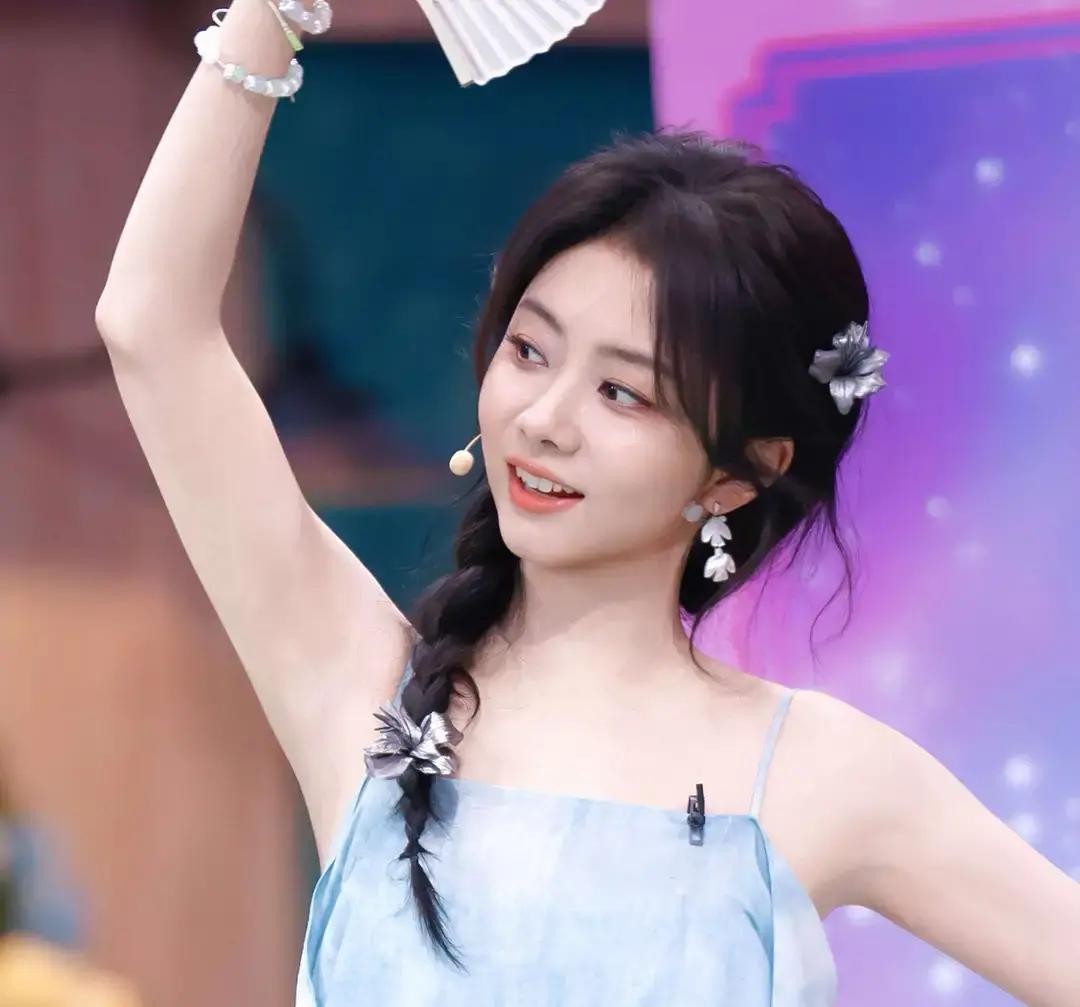 谭松韵身高1米62，在女演员里算矮的，但她实打实练了五年专业舞蹈。11岁考进四川省舞蹈学院，这事搁现在没几个家长敢想。

当年她学舞蹈那会儿，身边人没好话，说她个子矮、比例不出挑，吃不了这碗饭。老师也委婉，建议她多练基本功，别指望上台当领舞。

如今舞蹈圈越来越卷。考级先量腿长，艺考先看身段，矮个子