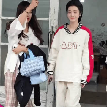 船噜:我们在命运的两端 <br />一个看见镜头只能笑一个看见镜头不敢...