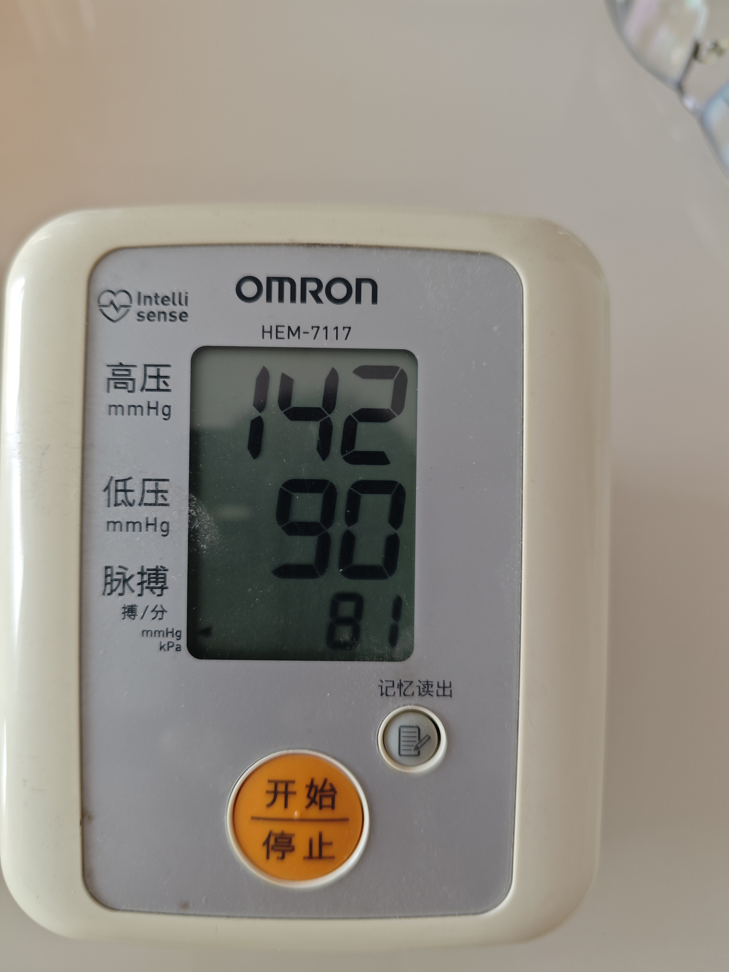 被黑出翔的雍正：凌晨4点上班的“卷王”，用十年硬核加班，洗白了自己

各位老铁，今儿咱不聊宫斗，不聊九龙夺嫡，就聊聊那位被《甄嬛传》黑成“渣男天花板”、被野史写成“篡位专业户”的清朝最强打工人——雍正。
先问个扎心的问题：如果把你放在一个“爹不疼、妈不爱、兄弟全是狼”的剧本里，你能活几集？雍正不仅活