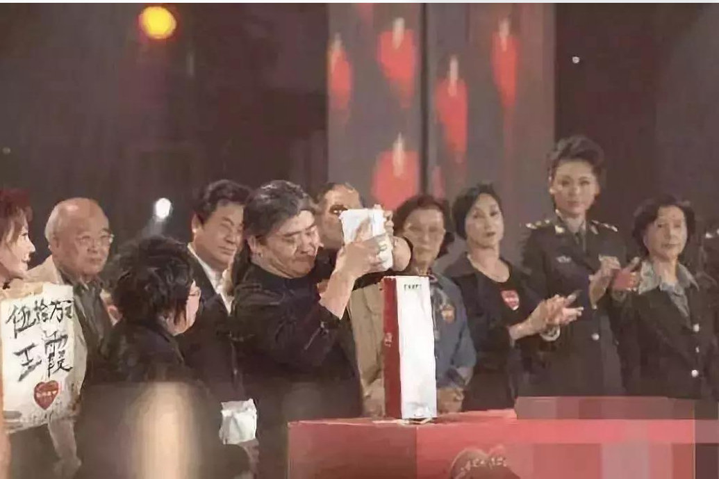 #刘欢去世# 内地歌坛一姐众说纷纭，一哥刘欢毫无争议，唱功和词曲创作都是一流。刘欢热心公益，我还记得汶川地震慈善晚会，刘欢提着银行的纸袋到场往捐款箱里塞钱的镜头。“健康第一责任人”的时代，人的生命譬如朝露，去日苦多。我一直担心参演《流浪地球3》的老艺术家看不到杀青，没想到却是刘欢。 ​