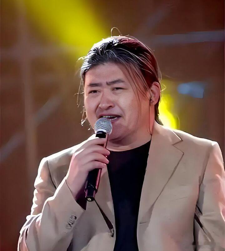 刘欢离世的背后

63岁刘欢病逝，有人说，如果是个普通人他刚领退休金，走的有点早。

生前私生活曝光，不良生活习惯所致。

股骨头坏死加心脏支架，一副身体扛了十七年

刘欢的病根。
2004年。那年他筹备个人演唱会，右腿受了伤，当时不到半个月就恢复了，他完全没有在意。

2009年6月，才在北京大学第 ​