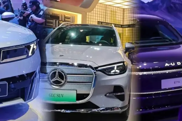 【BBA放手一搏，再卖不好谈什么未来】
历经三次换代，BBA终于摆脱了“电动时代的差生”标签，开始以势均力敌的产品力和自主车企正面较量。只是，在跌跌撞撞迈向不可知未来的同时，豪华品牌依然忘不掉昔日的辉煌时光，一边咀嚼着对往日华光的留念、惊愕和不甘，一边频频回望。

将BBA的电动化掉队简单归 ​