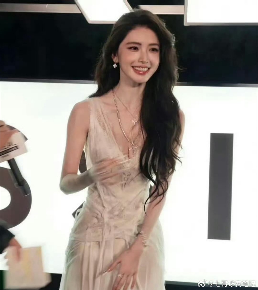 👀网红方圆cos王者荣耀杨玉环翻车，当场道歉上热搜啦!这次官方邀她走私服主题秀，结果现场演绎和杨玉环清冷人设严重不符，还戴了竞品游戏的耳饰，这下直接捅了王者玩家的马蜂窝。 ​​​