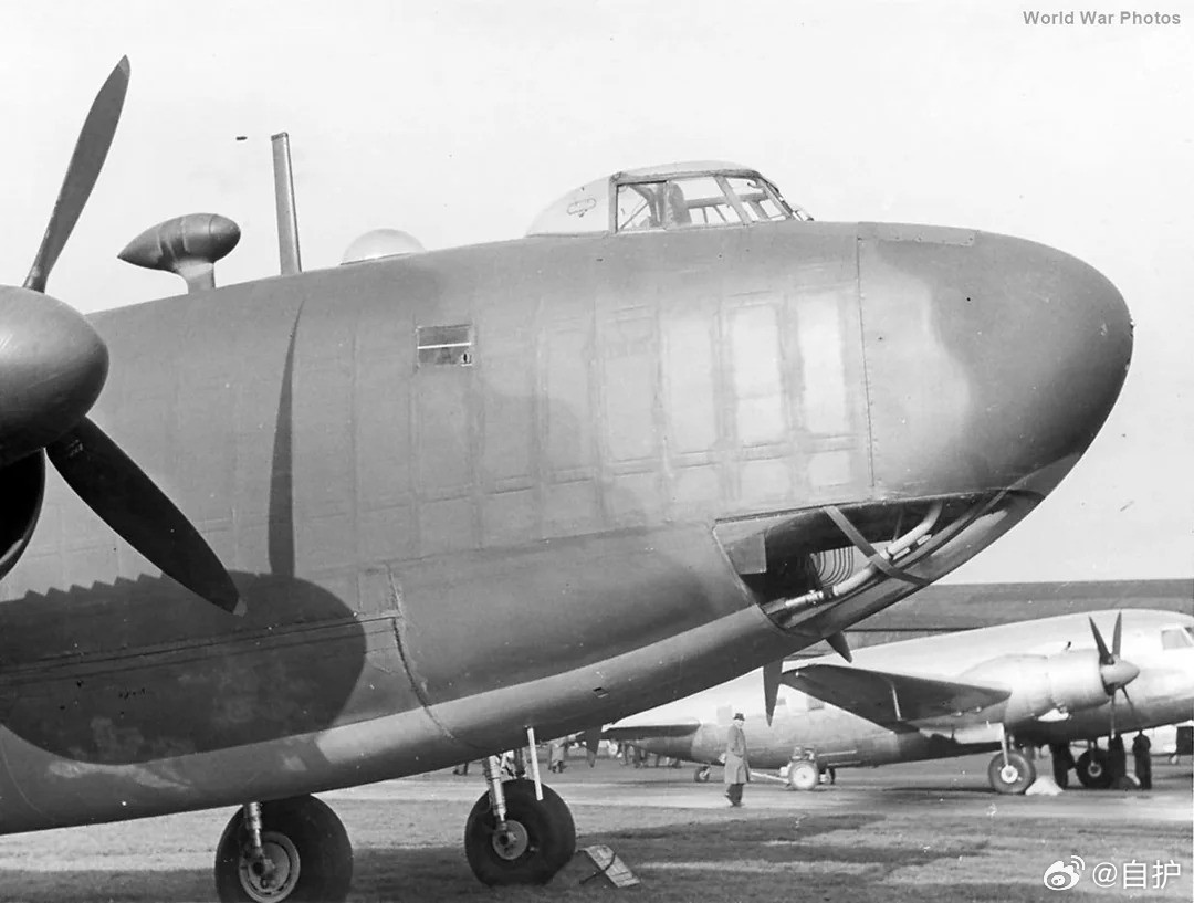 航空历史上的今天每天认识一件兵器航空创作计划 1943年10月23日，英国维克斯-阿姆斯特朗的温莎轰炸机首飞。1941年，英国空军部提出了B.5/41技术规范（后修改为B.3/42规范），旨在研发一款高空远程重型轰炸机，用以接替现役的重型轰炸机。英军要求新机要配备加压座舱，能够在9,450米的高空以555公里/小时的速度飞行，需载弹5.4吨炸弹，航程要接近6400公里，其定位类似于美国的B-29轰炸机。参加该招标的主要有，维克斯-阿姆斯特朗公司的温莎轰炸机和阿芙罗公司的林肯轰炸机。温莎由维克斯的设计师巴恩斯·沃利斯和雷克斯·皮尔森共同设计，它摒弃了传统的主翼梁结构，采用了极为复杂的全金属经纬线式网状地质结构，这种由数万个不同角度节点拼接而成的无梁中空椭圆翼框，使飞机拥有惊人的机体强度和抗损伤能力。为了配合这种在飞行中会大幅度向上弯曲的柔性骨架，设计师放弃了死板的传统金属外壳，创造性地研发出一种由细钢丝与不锈钢丝带编织而成的柔性金属表皮，并在表面涂抹PVC塑料以防高空膨胀。更独特的是...