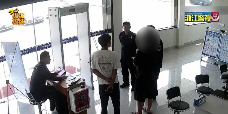张某接到“老家公安”电话时，正蹲在海盐工棚里扒饭，一听“你是在逃人员”，筷子都笑掉了：这诈骗话术也太寒碜。他拽上工友直奔于城派出所，想让警察替他“辟谣”。结果民警一刷系统，沉默两秒：“不用找了，就是你。”据浙江新闻频道《浙江警视》披露，他在甘肃听人撺掇，把别人两块钢板卖进废品站，到手六千多。后来钢板