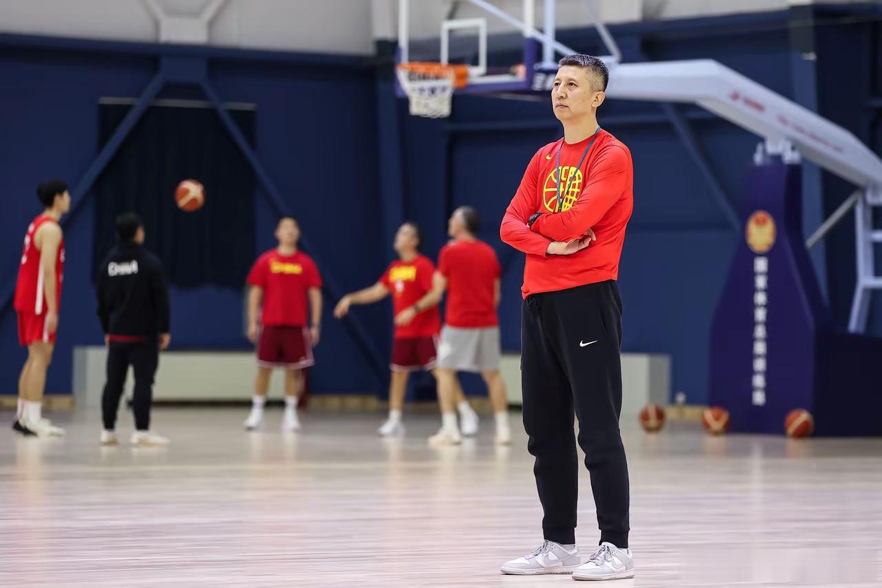 郭士强真的被打醒了？因为他在中国男篮70:79不敌伊朗男篮之后再度强调：中国男篮的大门永远向所有人敞开。只要愿意发自内心，并且达到要求、有这个能力，我们都欢迎他们来到国家队。在这种情况下，相信诸多的球迷都发出了这样的疑问：是什么样的底气让郭士强再度做到心如止水的？而且通过他在赛后的发 ​