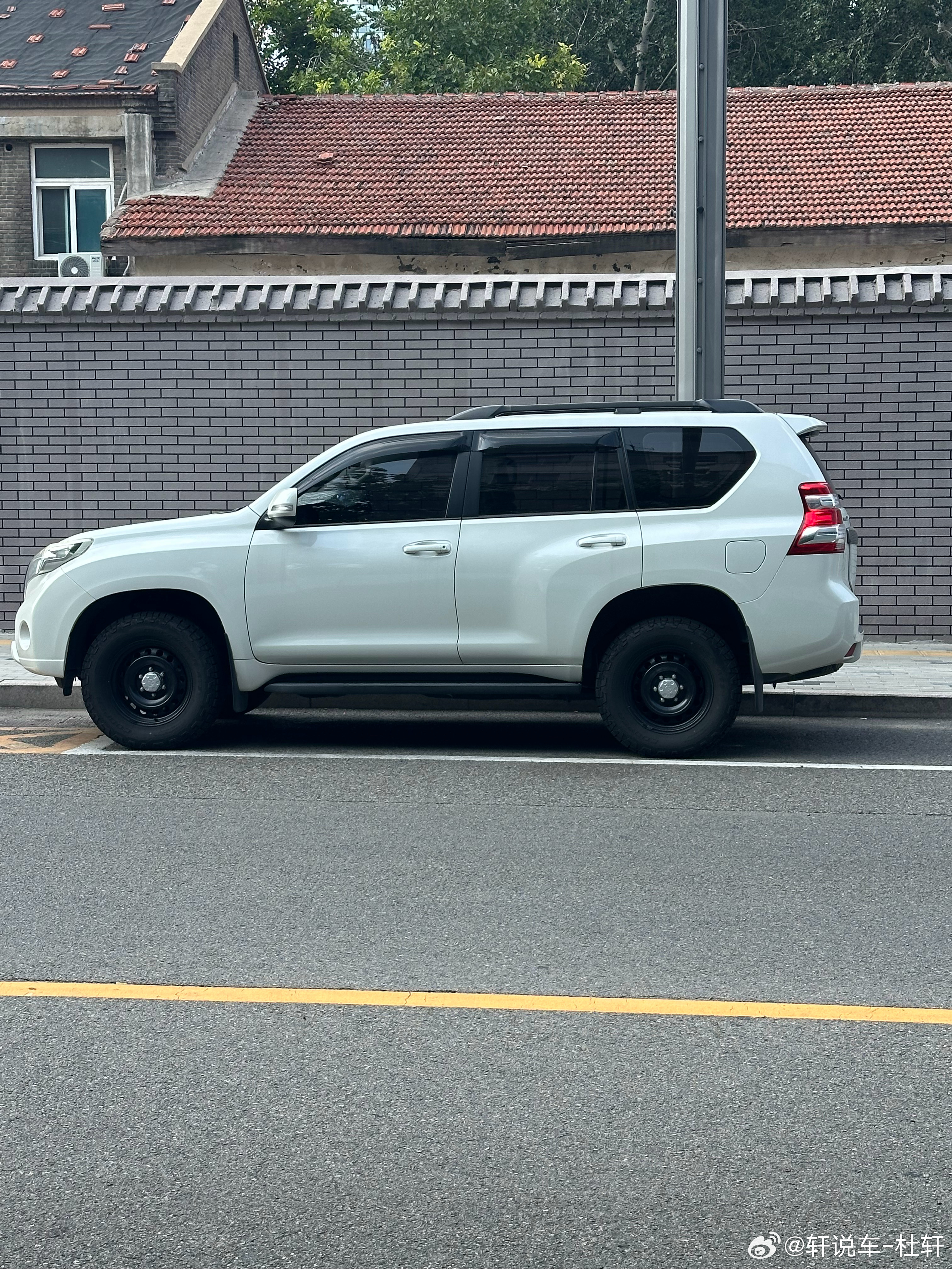 对于上代普拉多我特别赞同买入门版，因为对于玩越野的人来说肯定要换轮毂和胎的，那铁圈也就无所谓了。但是咱也别永远不换啊，这车得有6年了吧？这真不好看…大v聊车丰田普拉多越野 ​​​