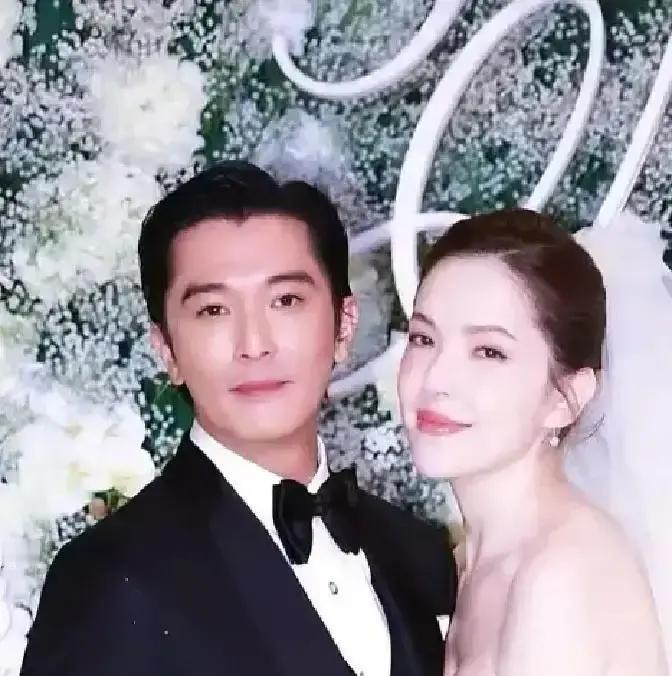 邱泽44岁大婚上热搜，唐嫣14年前说的那句“太爱才抓太紧”，今天突然被翻出来，直接戳中所有爱过的人。

唐嫣当年跟邱泽恋爱的时候，上过一个访谈节目。主持人问她，你觉得自己在感情里是什么状态。她说得很直接，说自己是那种太在乎的人，在乎到怕失去，怕到不敢松手。

这话放在十几年前，没人当回事。那时候全网