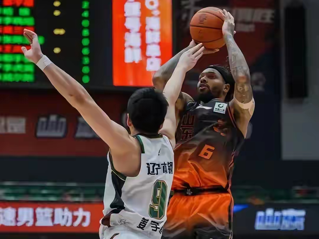 山东男篮要想突破“首轮魔咒”，必须做出三方面改变： 一是必须树立敢打必...