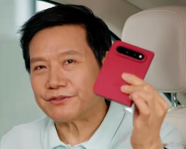 等了这么久，小米18 Fold终于定档9月7日了。

我反而觉得，这次最大的看点不只是“折叠屏”，而是小米终于把「中折叠」这个形态给真正立住了。

过去很多折叠屏，本质还是在用直板手机的思路做折叠：要么追求展开后的“大”，要么一味压缩便携性。但中折叠其实才是原生折叠屏该有的样子——展开是大屏 ​