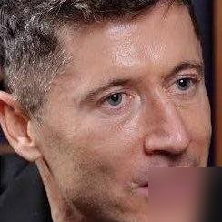 19岁，欧冠历史最年轻造25球，把姆巴佩哈兰德全踩脚底下。
莱万这老江湖，现在逮谁夸谁，唯独对亚马尔，话里话外全是真东西。他说这孩子不光脚底下有活，脑子转得比谁都快。训练里一个眼神，球就到了，根本不用喊。
更狠的是莱万后面那句，他说他私下提醒亚马尔，别飘，你现在进的每个球，都有二十台摄像机盯着，
