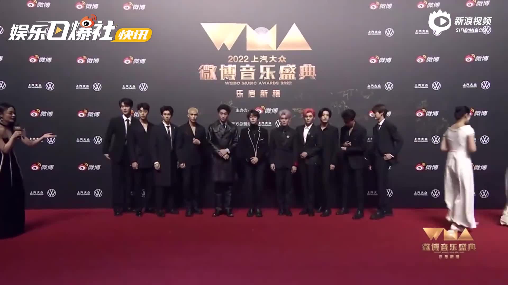 杨丞琳、孟子义、何超莲，三个名字凑一块儿上了热搜，词条叫&34;哭惨了&34;。

说是某个场合里三人当场泪奔，画面一出来，网友集体破防。三个不同圈层、不同性格的女明星，居然在同一刻绷不住，这画面本身就很有冲击力。

说句实在话，女明星在镜头前哭，早就不是稀奇事。但这次不一样，不是剧本式落泪，是那种压不住的真情