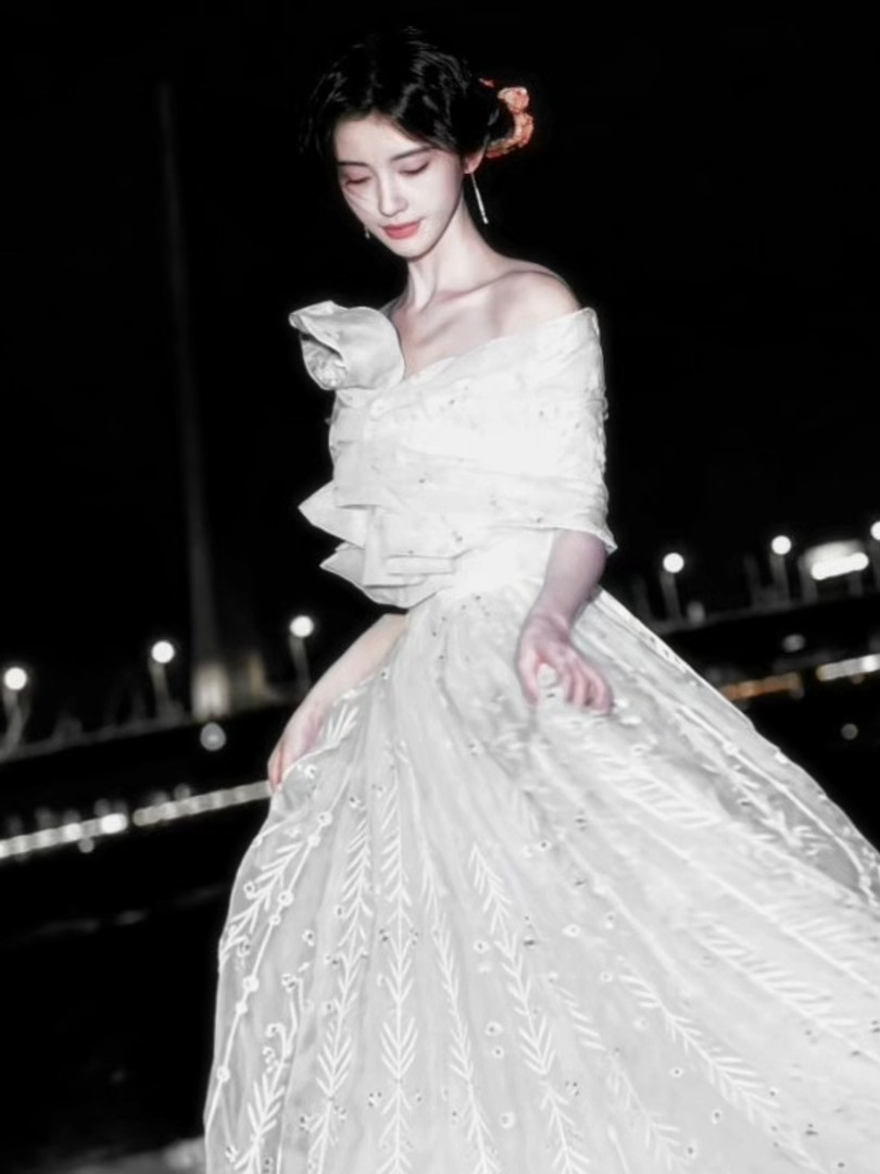jjyjjy  “我的玫瑰会属于别人，而我会在血水里慢慢的腐烂发芽𝓜...