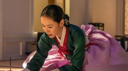 卖点这个东西就是情绪，交付这个东西就是工序！
Netflix 19禁韩剧《挑情丑闻》上线了，池昌旭以及林珍娜一场被宣发打上了“全裸”这个标签的4分钟亲密戏，马上就把热搜引爆了，结果网友一帧一帧地扒出，两人穿着肉色连体衣把全程都拍完，一寸也没有露。更加让人尴尬的事情是，片尾字幕还专门把女方的替身信息标