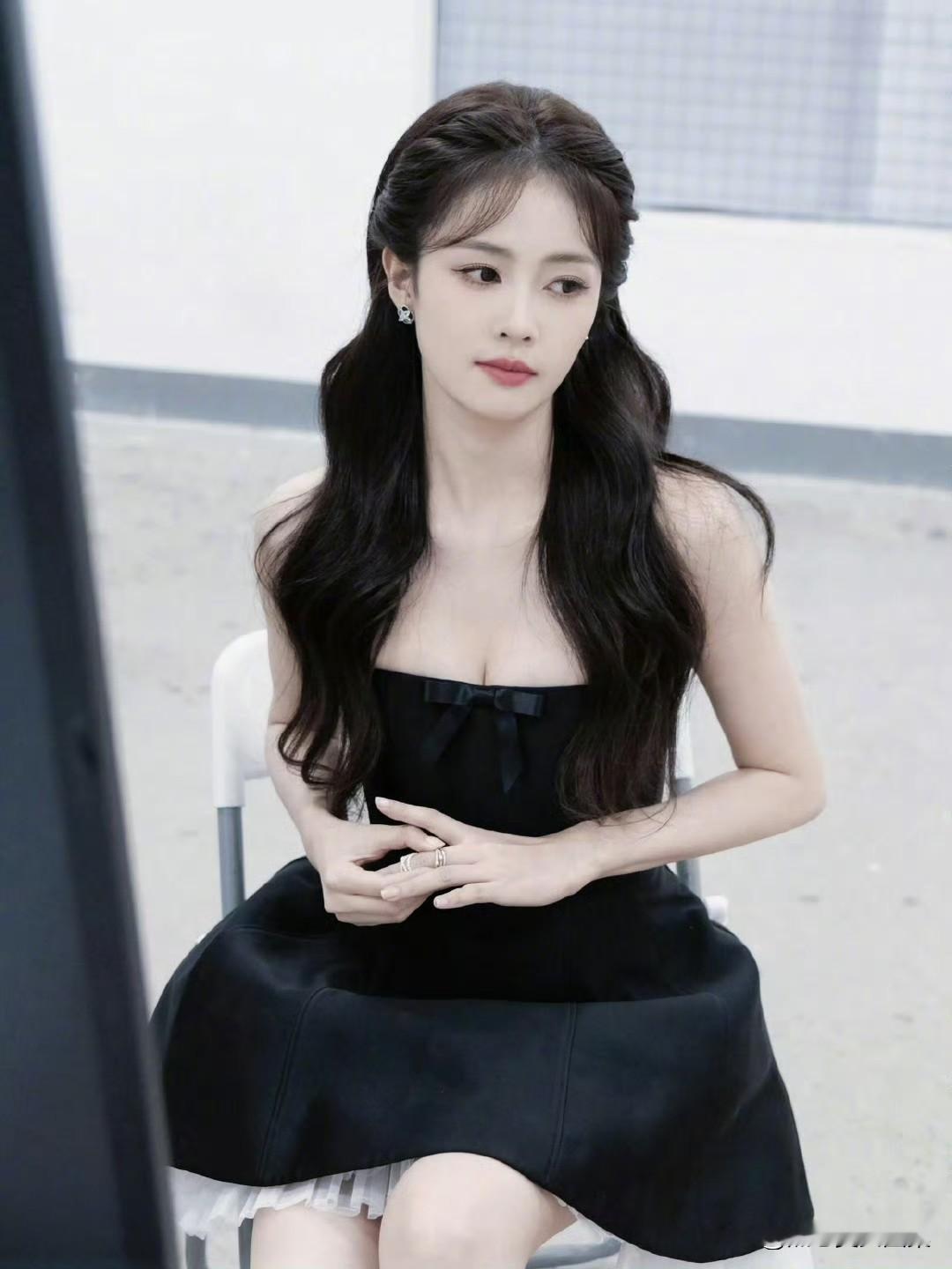 白鹿穿黑色镶钻抹胸裙出席活动的照片简直绝了！她身材窈窕，肌肤白皙，凹凸...