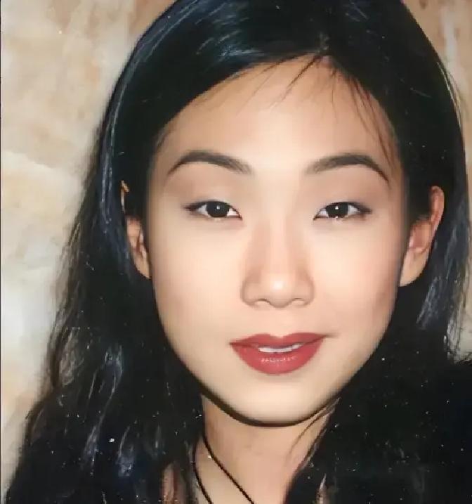 2004年，林忆莲向李宗盛提出离婚，李宗盛坦言：我年近半百，却要妻离子散，真的是嚎啕大哭，有天接到了前妻朱卫茵的电话。她问他还好吗，说自己刚刚从湾仔那边回来，经过一个唱片店，听到店里在放《当爱已成往事》。她说那一刻还是有点恍惚。
 
电话那头安静了几秒。李宗盛清了清嗓子，说：“我还好。”声音有点哑。