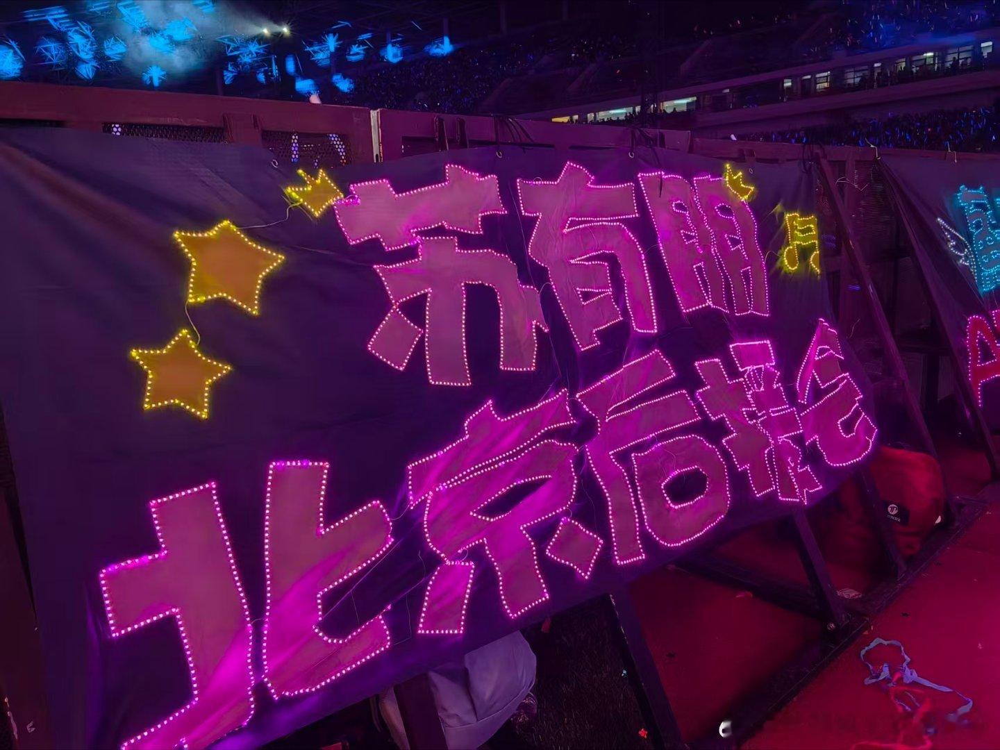 #苏有朋[超话]# 舞台灯光亮起来的那一刻，你一袭红衣短发出现在舞台中央，开口唱《红蜻蜓》的时候，曾经的那个少年回来了。那一刻，我们的眼中只有你，所有的欢呼，所有的喝彩都只属于你。
从《背包》到《青苹果乐园》、《蝴蝶飞呀》、《星星的约会》，到《珍惜》、《与你》、《雨蝶》，再到《爱》，9 ​