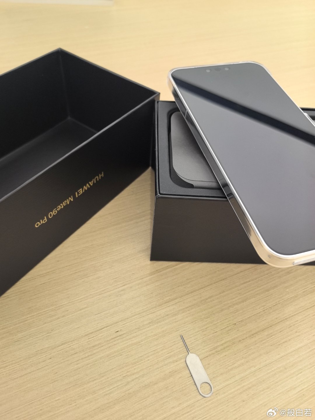 #华为Mate90对决iPhone18#能不能把手机设计的肃静一点，这条条格格的，舒适拉低了颜值。边框很好看 ​
