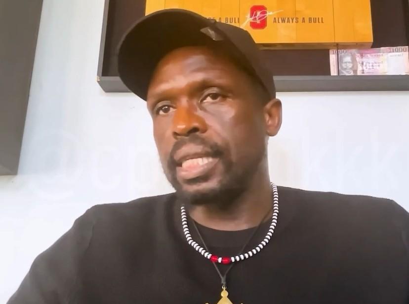 罗尔邓谈与湖人的7200万合同：

“很多人都在骂我，说我拿了湖人那么多钱，却不上场打球，实际上，这些人压根不了解真相。”

说这话的时候，他正坐在自家小院的藤椅上，膝盖上搭着件洗得发白的热火1号球衣，指尖蹭过球衣领口的磨损印子——那是他当年打总决赛时被防守球员拽烂的。

这话不是他第一次对着镜头提
