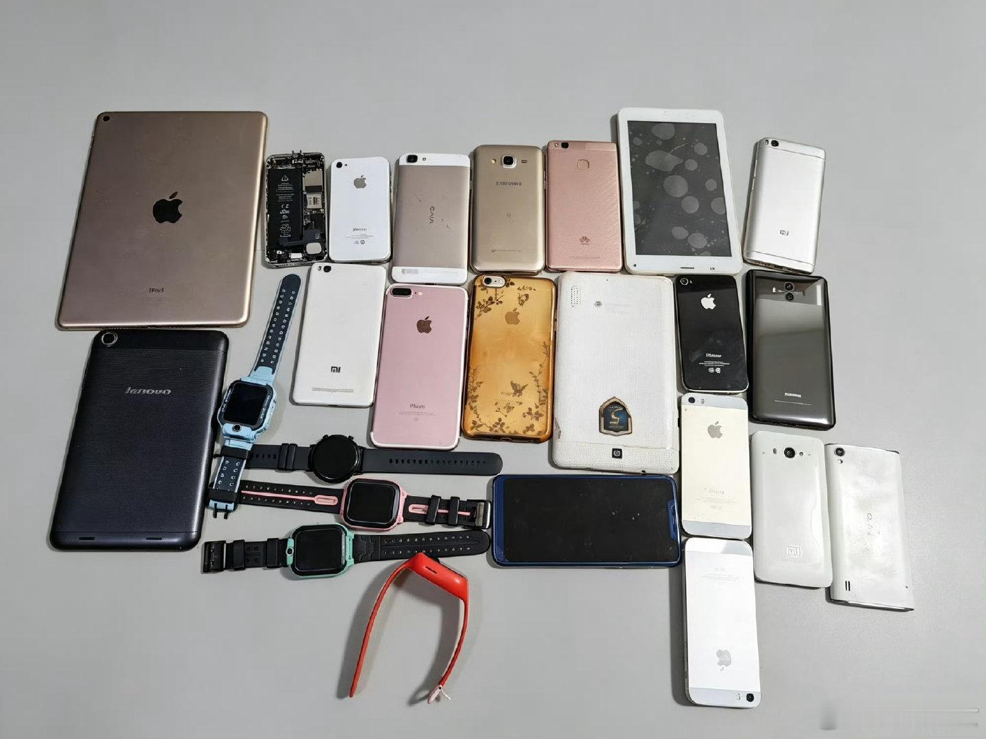 #手机涨价以为会疯抢结果询价都没人#手机涨价，并不是全是坏事，就说这些废手机废手表举例，以前打包才50元，现在一台能50元，这你受得了。[允悲] ​