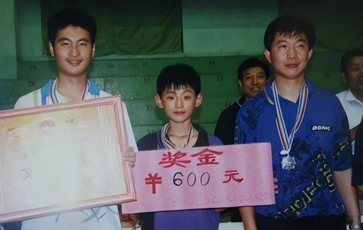1998 年上小学四年级的张继科，在青岛当地打了一场商业比赛，赢了成年人，挣了 600 块钱的奖金。

当时普通工人的月薪也就几百块钱，600 块钱在当时算是一笔大钱了。

很多事，那就是命中注定，这就是天生打乒乓球的料子。 ​