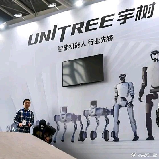 《宇树上市四天市值蒸发2000亿！工业收入只有1570万，最慌的不是散户，是排队的50家机器人公司》一台机器人，站在展厅里给客人迎宾讲解，这在宇树的账本上，被算作“工业应用”。最难受的不是追高被套的散户。是背后还没上市、正在排队的50家机器人公司。 ​