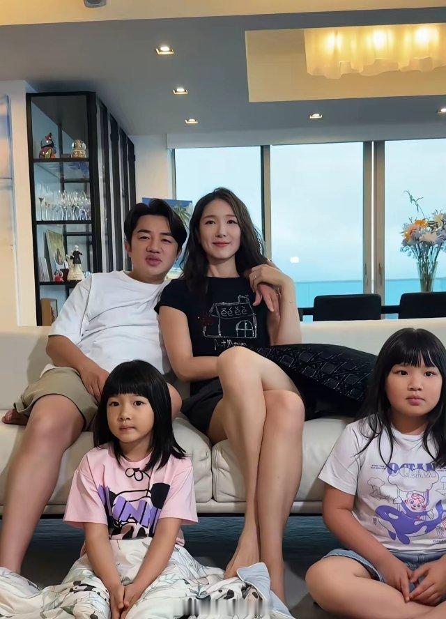 46岁王祖蓝在中秋节晒全家福，两个女儿的身高颜值吸引了大家的注意，虽然长得像爸爸，好在又不完全像爸爸，也有融合妈妈李亚男的颜值，身高目前来看更多还是随了爸爸！
​一家四口在家里客厅拍照，豪宅装修看起来精致又不失品味，王祖蓝坐在沙发上搂着老婆李亚兰的肩膀，结婚多年依然十分恩爱，两个可 ​