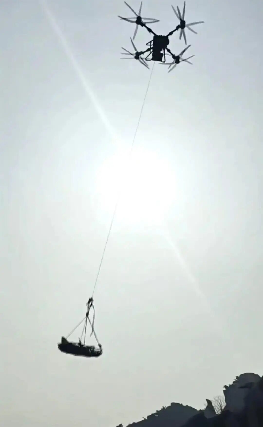 青岛崂山户外网红博主失足坠亡，遗体由无人机转运   11月17日，网友...