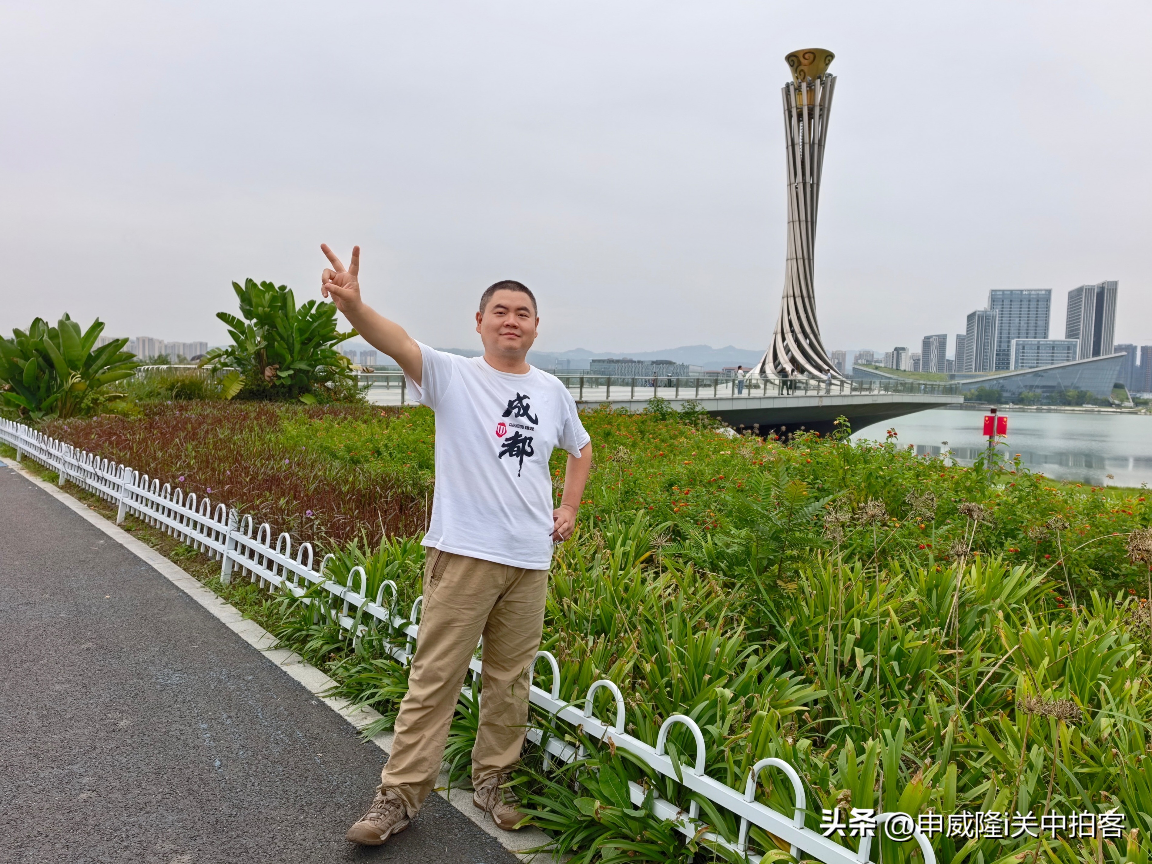 中午，在成都东安湖体育公园，仰望高耸的大运会主火炬塔，偶遇开幕式上点燃主火炬塔的“太阳神鸟”圣火盘～