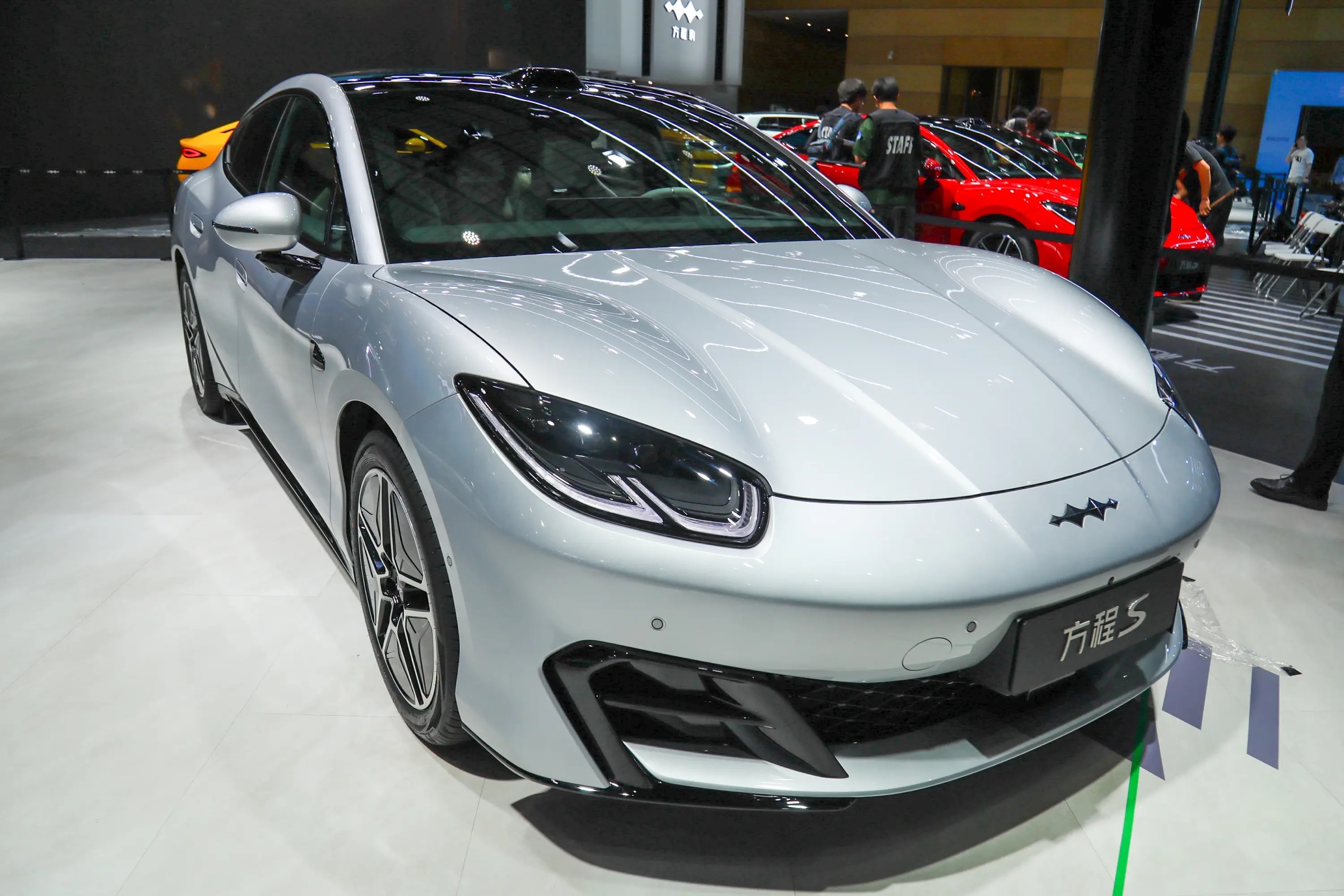 方程S是方程豹品牌的首款轿车，2026年9月上市，18.99万-22.99万元（GT猎装版21.99万-23.99万）。它把云辇-M磁流变悬架、闪充和激光雷达智驾带到了20万级。

📊 核心参数速览（轿车版）

· 尺寸与形态：车长5060mm，轴距2960mm，掀背轿跑。风阻0.22Cd，前备厢1