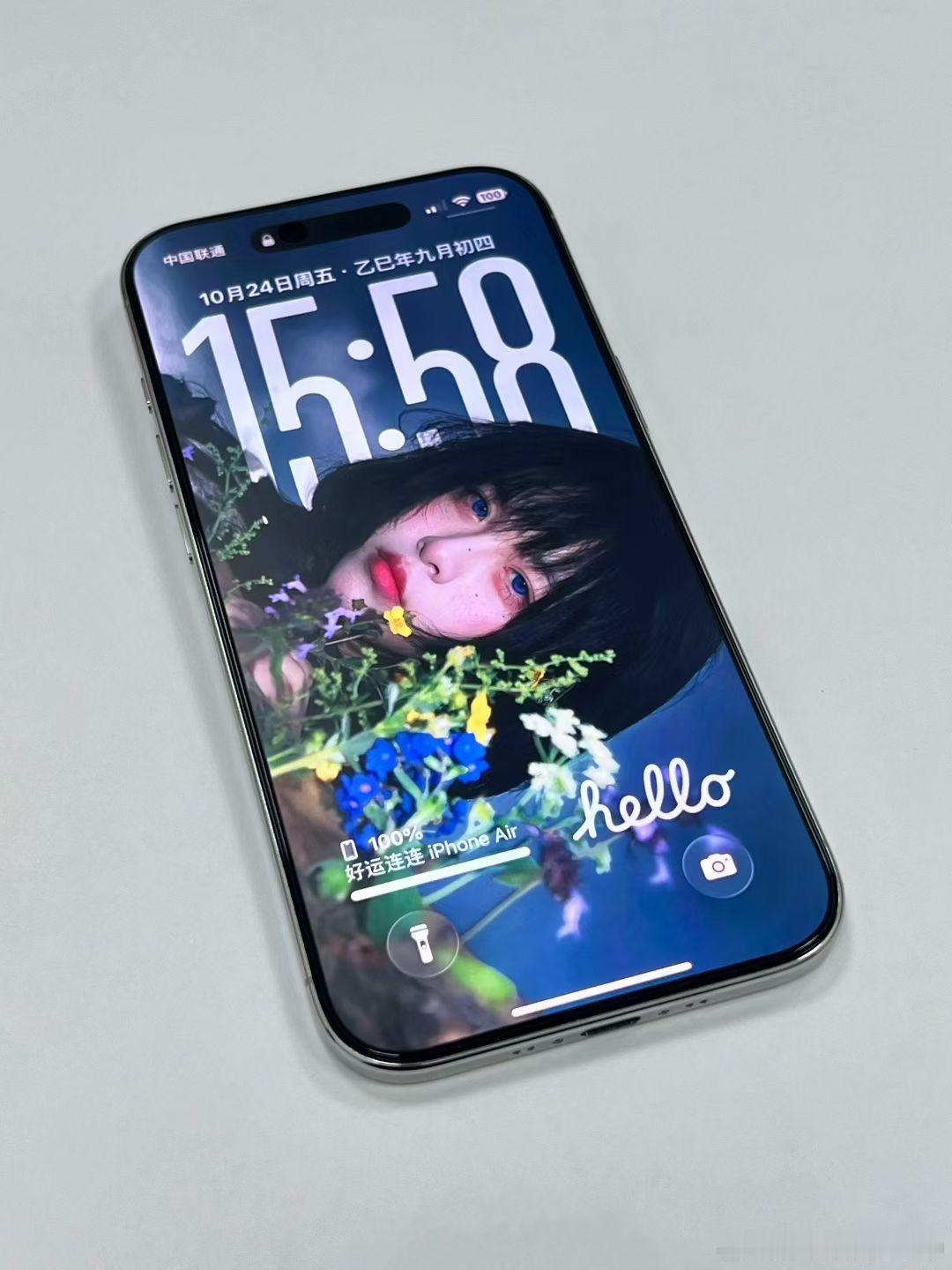 iPhone Air，把轻薄美学拉到新高度。钛金属机身利落通透，极简的外观自带高级氛围感，兼顾强悍性能与精致手感，掌心里藏着属于苹果独有的未来感￼￼￼。#iphone[超话]##Apple[超话]# ​