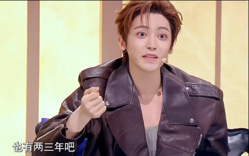 #周深侯明昊黄子弘凡三个人还能有售后#
本以为三人在综艺里的同框只是限定的一期相遇，没想到后续还有惊喜。再度在同一场音乐节的阵容里相逢，让粉丝感到惊喜，大家都很期待三人带来新鲜的舞台与有趣的互动。 ​